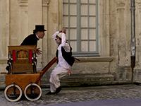 spectacle de rue avec le jongleur Potom