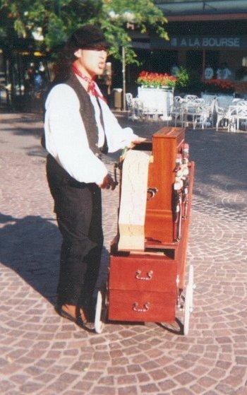 Sur un air d'orgue de Barbarie, Cr�vecoeur pousse quelques goualantes � Luxembourg