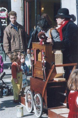 Cr�vecoeur et son orgue de Barbarie en spectacle pour les enfants