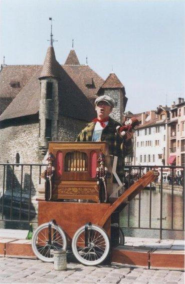 Quelques chansons, un orgue de Barbarie et Cr�vecoeur pour f�ter le printemps
