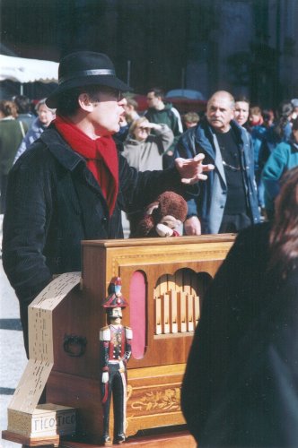 Cr�vecoeur chante Piaf accompagn� de son orgue de Barbarie